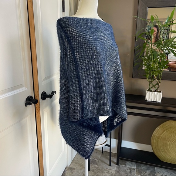 Cashmere Blend, Reversible Navy and White Paisley Print Poncho - Picture 3 of 9